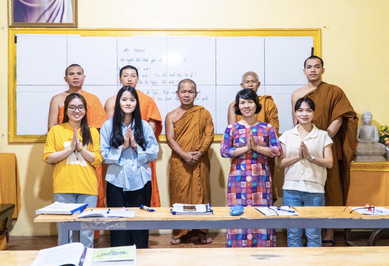 Lớp học tiếng Việt dành cho các sinh viên Lào, Thái Lan tại chùa Tam Bảo