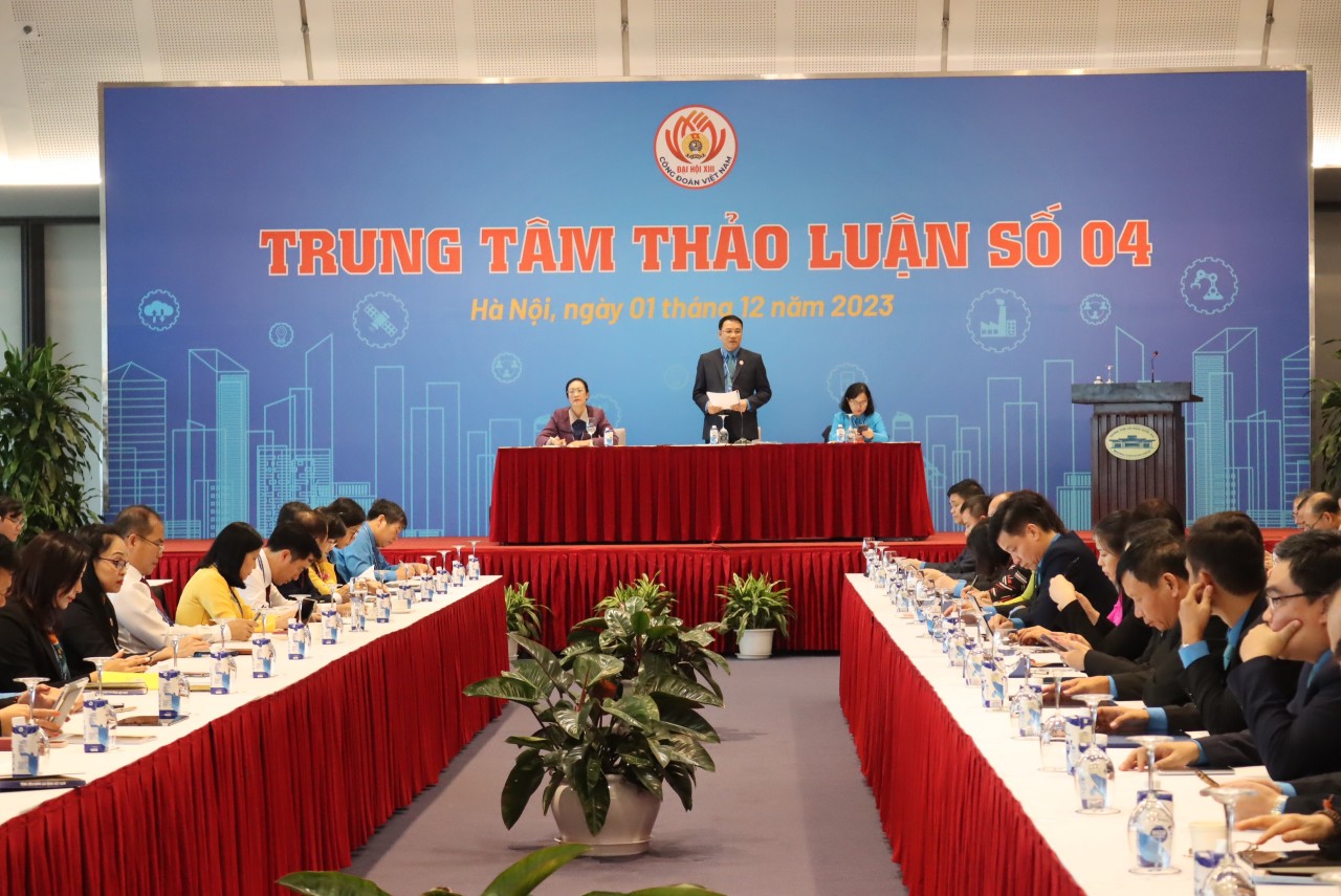 Đại biểu đóng góp ý kiến tại Trung tâm thảo luận số 04, Đại hội Công đoàn Việt Nam lần thứ 13