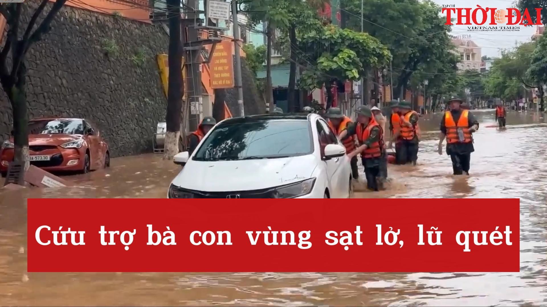 Cứu trợ bà con vùng sạt lở, lũ quét