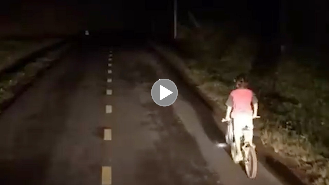 Tài xế xe tải soi đèn hộ tống bé trai đạp xe vượt đèo về nhà